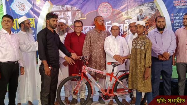 চৌদ্দগ্রামে টানা ৪০ দিন নামাজে অংশ, মিলল পুরস্কার