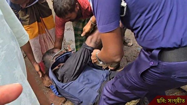 সড়ক চাঁদাবাজি রুখে মার খেলেন পুলিশ কর্মকর্তা