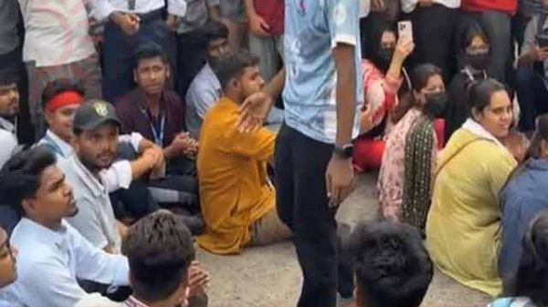 শিক্ষামন্ত্রীর পদত্যাগ
