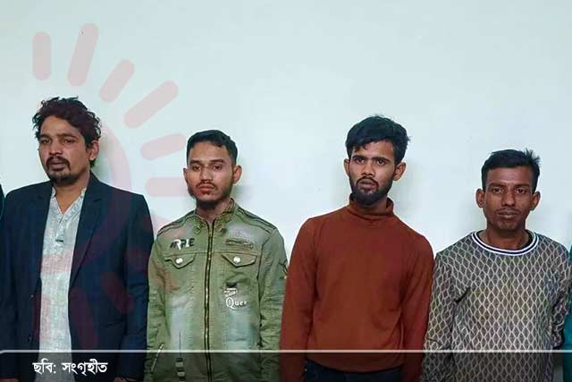 গুলিস্তানে অস্ত্রসহ ৪ ছিনতাইকারী গ্রেপ্তার