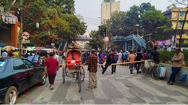 সড়কে শিক্ষার্থীদের ব্যারিকেড, তিতুমীর কলেজে টানা আন্দোলন