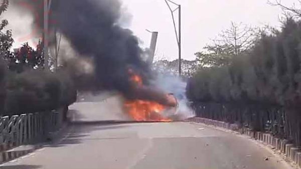 গাড়িতে আগুন,