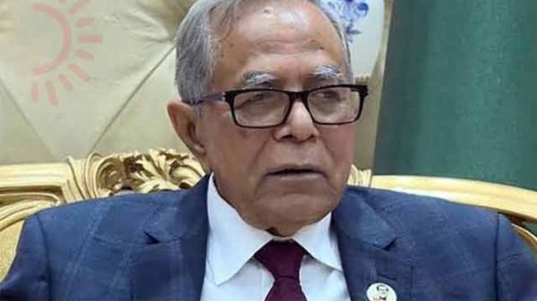 দেশ ছাড়লেন সাবেক রাষ্ট্রপতি