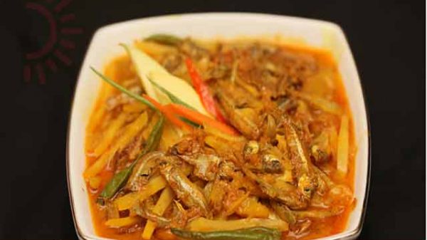 মৌরলা মাছ আর কাঁচা আম