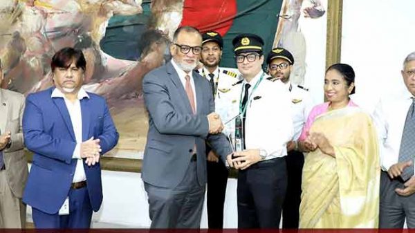 চাকা খুলেও নিরাপদ অবতরণ