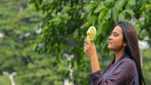 হ্যান্ডফ্যানে ঠান্ডা হাওয়া