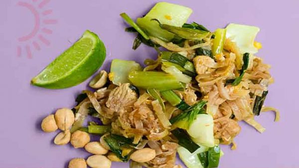 থাই চিনাবাদাম খাচ্ছেন