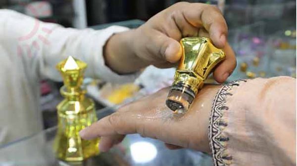 আতর কিনছেন