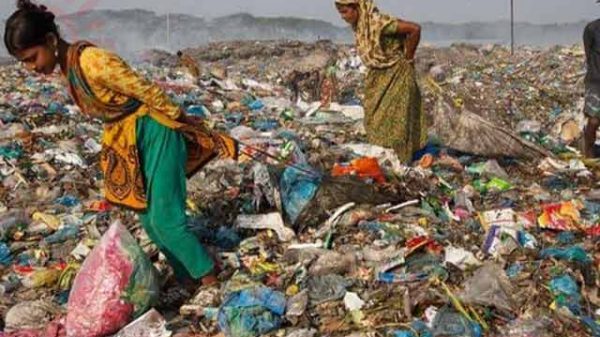 পলিথিন নিষিদ্ধ, তবু দাপটের সঙ্গে বিক্রি