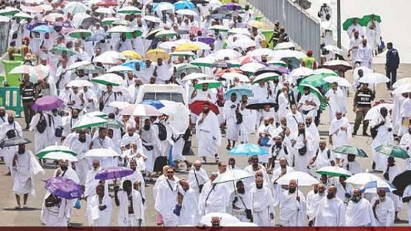 লাব্বাইক আল্লাহুম্মা লাব্বাইক ধ্বনিতে মুখরিত মিনা