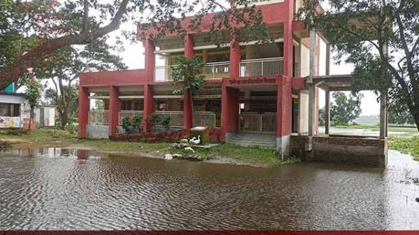 বিদ্যালয় মাঠ যেন জলাধার