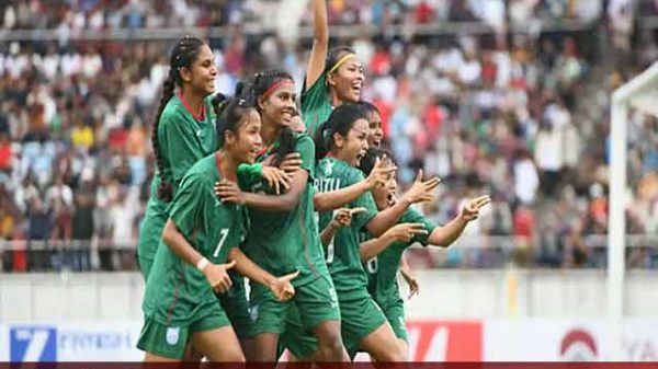 নারী ফুটবলে অগ্রযাত্রার পথে বাংলাদেশ খুলে দিল নতুন এক সম্ভাবনার দরজা। আসন্ন আগস্টে একটি আন্তর্জাতিক প্রীতি ম্যাচে বাংলাদেশ নারী দল মুখোমুখি হতে পারে শক্তিশালী তুরস্কের। দুই দেশের মধ্যে এক উচ্চপর্যায়ের ক্রীড়া-কূটনৈতিক বৈঠক শেষে এমন সম্ভাবনার কথা উঠে এসেছে। শুক্রবার (৪ জুলাই) ইস্তানবুলে তুরস্ক ফুটবল ফেডারেশনের (টিএফএফ) সদর দপ্তরে অনুষ্ঠিত হয় বৈঠকটি। এতে অংশ নেন বাংলাদেশের যুব ও ক্রীড়া উপদেষ্টা আসিফ মাহমুদ সজীব ভূঁইয়া এবং টিএফএফ প্রেসিডেন্ট ইব্রাহিম এথেম হাজি ওসমানওগলু। বৈঠকে বাংলাদেশের ফুটবলের সাম্প্রতিক উন্নয়ন, প্রবাসী খেলোয়াড়দের সম্পৃক্ততা এবং একটি টেকসই ফুটবল কাঠামো গঠনের রূপরেখা তুলে ধরেন উপদেষ্টা আসিফ মাহমুদ। তিনি জানান, বাংলাদেশে তুর্কি ফুটবলের এক বিশাল অনুরাগী গোষ্ঠী রয়েছে, যার ফলে এই ম্যাচ দুই দেশের ক্রীড়া-সম্পর্কে একটি নতুন মাত্রা যোগ করবে। প্রস্তাবটি উষ্ণভাবে গ্রহণ করেন টিএফএফ প্রেসিডেন্ট। তিনি বলেন, সবকিছু ঠিক থাকলে বাংলাদেশ ও তুরস্ক নারী দলের মধ্যকার এই ঐতিহাসিক প্রীতি ম্যাচটি আগস্টেই অনুষ্ঠিত হবে। এখানেই শেষ নয়, তুরস্কের পক্ষ থেকে আরও এসেছে চমকপ্রদ প্রতিশ্রুতি। নারী ফুটবলের পাশাপাশি কোচ ও রেফারিদের দক্ষতা উন্নয়ন, ক্রীড়া চিকিৎসা, কারিগরি সহায়তা এবং যৌথ প্রশিক্ষণ কার্যক্রম পরিচালনার প্রতিশ্রুতি দিয়েছে টিএফএফ। এই উদ্যোগ শুধু নারী ফুটবলে নয়, ভবিষ্যতে দুই দেশের ক্রীড়া অঙ্গনের আরও বিভিন্ন ক্ষেত্রে সহযোগিতার নতুন ক্ষেত্র সৃষ্টি করবে বলে আশাবাদ ব্যক্ত করেছেন সংশ্লিষ্টরা। এ বিষয়ে "গণমাধ্যম"-কে দেওয়া এক প্রতিক্রিয়ায় বাংলাদেশের ক্রীড়া সংশ্লিষ্ট এক কর্মকর্তা বলেন, “এটি নারী ক্রীড়ার জন্য এক যুগান্তকারী সম্ভাবনা। আন্তর্জাতিক মঞ্চে আমাদের মেয়েদের আত্মবিশ্বাস আরও বাড়বে।”