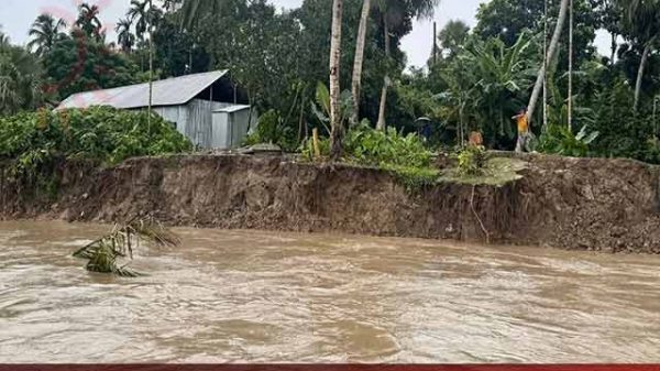 আতঙ্কে নদীপাড়ের মানুষ
