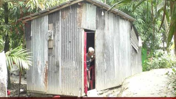নদীর করাল গ্রাসে দিনমজুর থেকে নেমেছেন ভিক্ষাবৃত্তিতে