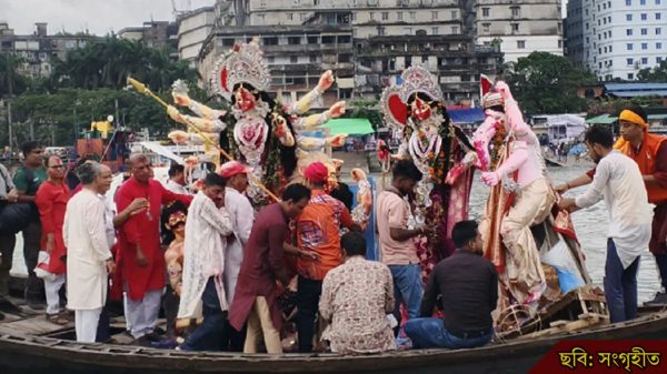 বিজয়ার বিদায়ে অশ্রুসিক্ত ভক্তদের প্রণাম