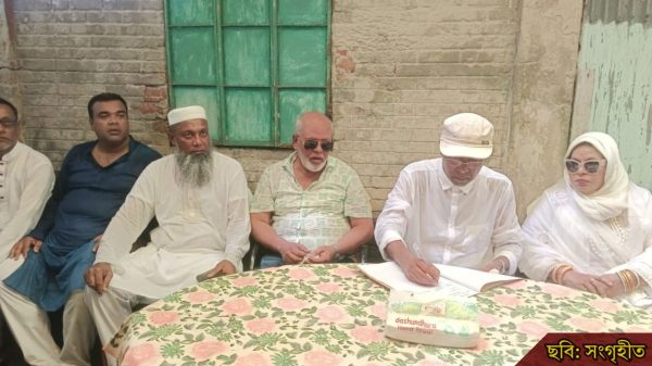দুর্গাপূজায় হিন্দু সম্প্রদায়ের পাশে বিএনপি নেতা
