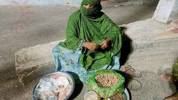 বাদাম বিক্রেতা নারী